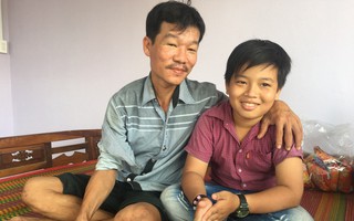 Mẹ bỏ đi lấy chồng, điều ước của bé trai 12 tuổi sống với người cha khờ bệnh tật khiến ai cũng xúc động