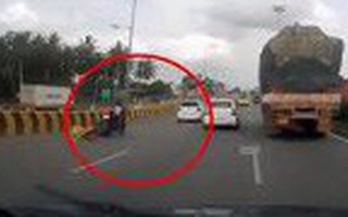 Video: Bố mẹ bị hất văng, con gái 5 tuổi thoát chết ngoạn mục khi vẫn ngồi trên xe phân khối lớn