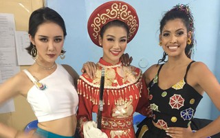 Phương Khánh Miss Earth bị… rách trán do choáng sau 4 lần lên xuống sân khấu nhận giải