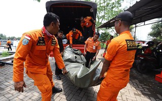 Hiện trường thảm khốc vụ máy bay chở 189 hành khách rơi xuống biển ở Indonesia, thi thể hành khách đầu tiên được tìm thấy