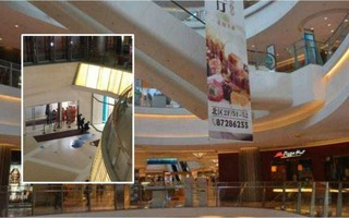 Hai tay bế 2 con, bố làm con rơi từ lan can tầng 4 trung tâm thương mại xuống đất tử vong