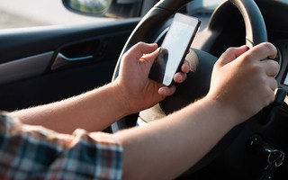 Chuyên gia tiết lộ gây sốc lý do vì sao bạn không nên sử dụng điện thoại khi đang đi xe ô tô