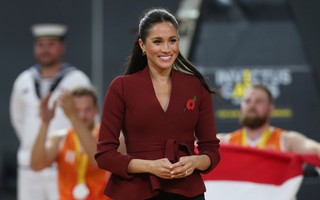 Lần đầu để tóc búi nửa, Công nương Meghan được cư dân mạng khen hết lời vì xinh lại cá tính 