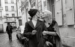 Ảnh hiếm về những người phụ nữ chuyển giới ở phố đèn đỏ giữa Paris thập niên 70