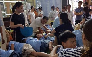 Ninh Bình: Sau bữa ăn trưa, gần 200 học sinh tiểu học nhập viện nghi do ngộ độc