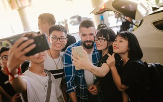 "Hoàng tử ballad" Shayne Ward hạnh phúc trong biển fan chào đón tại sân bay, muốn đi uống trà đá tại Hà Nội 