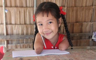 Bố mất, mẹ bỏ đi lấy chồng, bé gái 8 tuổi ngây ngô hỏi: "Ngoại ơi, sao mẹ sinh con ra cụt tay cụt chân vậy ạ"