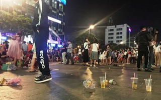 Phố đi bộ Nguyễn Huệ lại tràn ngập rác, thức ăn sau trận đấu Việt Nam - Malaysia