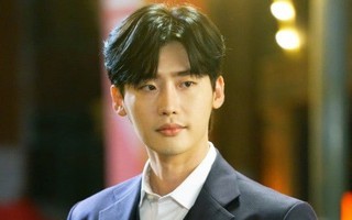 Sau vụ bị bắt giữ tại Indonesia, Lee Jong Suk trở lại với tạo hình điển trai trong phim mới