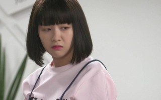 "Thật không ngờ chỉ 3 năm, mẹ từ một quý bà giàu có lại biến thành người đàn bà nghèo khổ run rẩy thế này!"