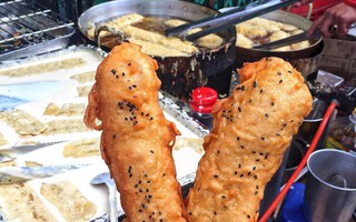 Lạnh rồi, rủ nhau đến những hàng bánh chuối ngon ở Hà Nội này ngay thôi, 1 hàng bánh "tí hon" nhưng chất khỏi bàn