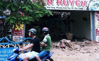Mưa lũ, sạt lở kinh hoàng ở Nha Trang: Người dân dùng tay đào bới tìm thi thể bé trai và người phụ nữ trong đống đổ nát