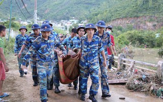 Vợ chồng thầy cô giáo cùng 2 con nhỏ tử vong thương tâm trong vụ sạt lở kinh hoàng ở Nha Trang