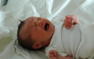 Nếu bé nhà bạn đang "ngủ ngày cày đêm", có thể là do bố mẹ đã mắc phải những sai lầm này