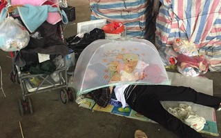 Bé gái 1 tháng tuổi phải đắp chăn nằm vỉa hè chợ Đồng Xuân: Gia đình muốn đón nhưng người mẹ đều bỏ trốn