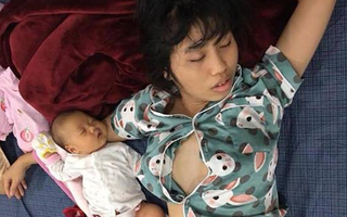 Ảnh mẹ cho con bú rồi ngủ quên, chẳng buồn cài khuy áo gây “bão” mạng, nhìn ảnh đời thường còn sốc hơn