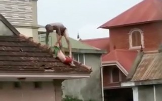 Lời khai của bố ruột ném con trai gần 2 tuổi từ mái nhà xuống đất ở Vinh