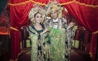 Muốn nổi bật trong sự kiện, vợ chồng Lâm Khánh Chi kêu khổ vì mặc đồ cải lương nặng nề 