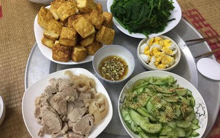 Khoe mâm cơm cực dễ làm với toàn món rán và luộc, vợ trẻ bị hội chị em "chỉnh đốn" vì bát nước chấm
