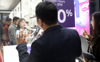 Giữa trưa nắng, dân Sài Gòn và Hà Nội vẫn chen lấn, nhờ người quen mua hàng qua cửa kính dịp Black Friday