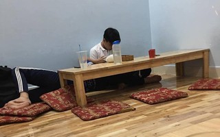 Đôi trẻ có hành động lạ đằng sau chiếc bàn “kém duyên” ở quán mỳ cay, dân mạng thi nhau đoán già đoán non