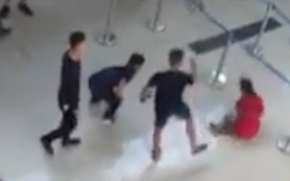Vụ nữ nhân viên hàng không bị hành hung tại sân bay Thanh Hoá: Do từ chối chụp ảnh cho nhóm nam thanh niên vì đang trong quá trình làm việc