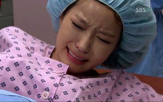 Đau chết đi sống lại trong phòng sinh không ngờ còn bị lĩnh cú tát trời giáng từ chồng, tôi quyết định ly hôn ngay khi con ra đời