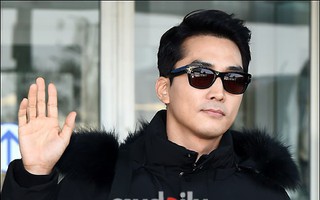 Sau Kim Tae Hee đến lượt U50 Song Seung Hun đẹp trai miễn chê khi xuất hiện tại sân bay Hàn Quốc để tới Đà Nẵng