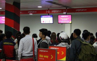 Định hành hung nhân viên hàng không, một hành khách bị khống chế