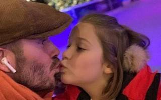 Bố con David - Harper Beckham lại đốn tim fan với khoảnh khắc "mi" nhau siêu đáng yêu