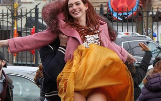 Tung tăng nhảy múa trên phố, Anne Hathaway "lộ hàng" vì bị gió thổi tốc váy