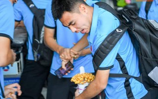 Cuối tuần này mới lại ra sân, nhưng "hoàng tử râu quai nón" Đức Huy đã được fan nữ tẩm bổ một xô bánh gấu