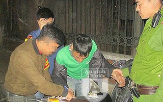 Lái xe ôm trước cổng bến xe Giáp Bát vừa "tác nghiệp", vừa tranh thủ "ôm" ma túy