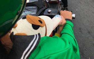 Câu chuyện về chị gái chạy xe ôm chở theo con nhỏ còn bú bình, ai đọc xong cũng nhói lòng