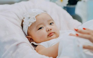 Sinh non 1 tháng rưỡi, nặng chưa đầy 2kg, giờ đây con gái Khánh Thi đã bụ bẫm và đáng yêu thế này