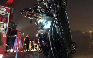 Người chứng kiến bàng hoàng kể lại giây phút chiếc ô tô đâm sập lan can rơi xuống sông Hồng