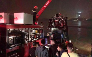 Chi tiết thông tin về xe ô tô đâm sập lan can rồi rơi xuống sông Hồng khiến 2 người tử vong