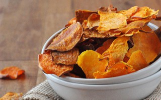 
Đâu chỉ bữa chính mới cần Eat Clean, ăn vặt có món khoai lang chip cũng Clean không kém!