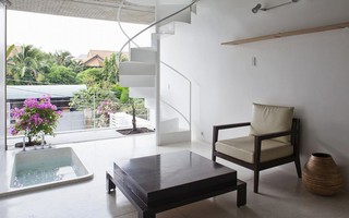 Ngôi nhà tối giản có màu trắng tinh khôi nổi bật trên đường phố Sài Gòn của người phụ nữ 30 tuổi