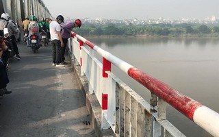 Vụ xe Mercedes lao xuống sông Hồng: Chứng minh thư phát hiện trên xe của người đàn ông là ai?
