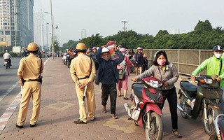 Clip: Cả đoàn người cùng nhau dắt xe máy ngược chiều trên vỉa hè để không bị phạt vi phạm giao thông