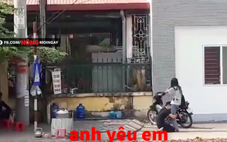Xôn xao clip thanh niên quỳ gối năn nỉ bạn gái trước cổng trường Cao đẳng Thương Mại Thái Nguyên