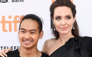 Mới ngày nào cậu bé mồ côi Campuchia được Angelina Jolie nhận nuôi mà giờ đã sắp rời xa vòng tay mẹ