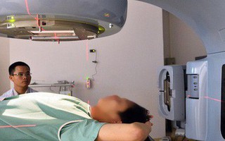 Nam thiếu niên 15 tuổi bị ung thư phổi nghi hút thuốc lá thụ động từ bố