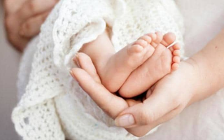 Mất con sau 6 ngày chuyển dạ sinh thuận tự nhiên tại nhà, bà mẹ đối mặt với cơn thịnh nộ của cộng đồng mạng