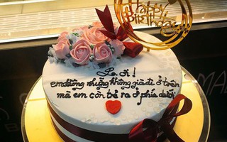 Chiếc bánh mừng sinh nhật chị L. trân trọng ghi dòng chữ khiến ai nấy "bốc khói", chủ nhân không biết nên khóc hay cười