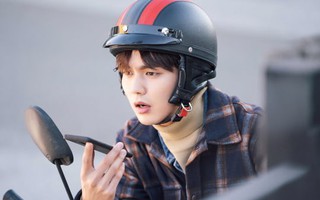 Từ ngôi vua, Yoo Seung Ho gây sốc khi "tụt dốc" xuống làm... nhân viên giao hàng