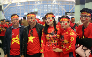 Nhiều CĐV bất chấp mưa rét có mặt tại sân bay Nội Bài từ sáng sớm, lên đường "tiếp lửa" cho đội tuyển 