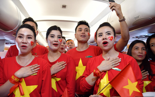 Những chuyến bay đặc biệt từ Hà Nội tới Kuala Lumpur: Cả máy bay đều mặc áo cờ đỏ sao vàng, cùng hát Quốc ca