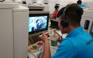 Chỉ với bức ảnh ăn mì tôm trên máy bay, Quang Hải đã được dân mạng soi ra hai đặc điểm lạ cực thú vị